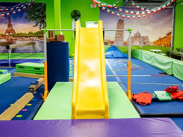 Tipos de equipamentos de playground infantil